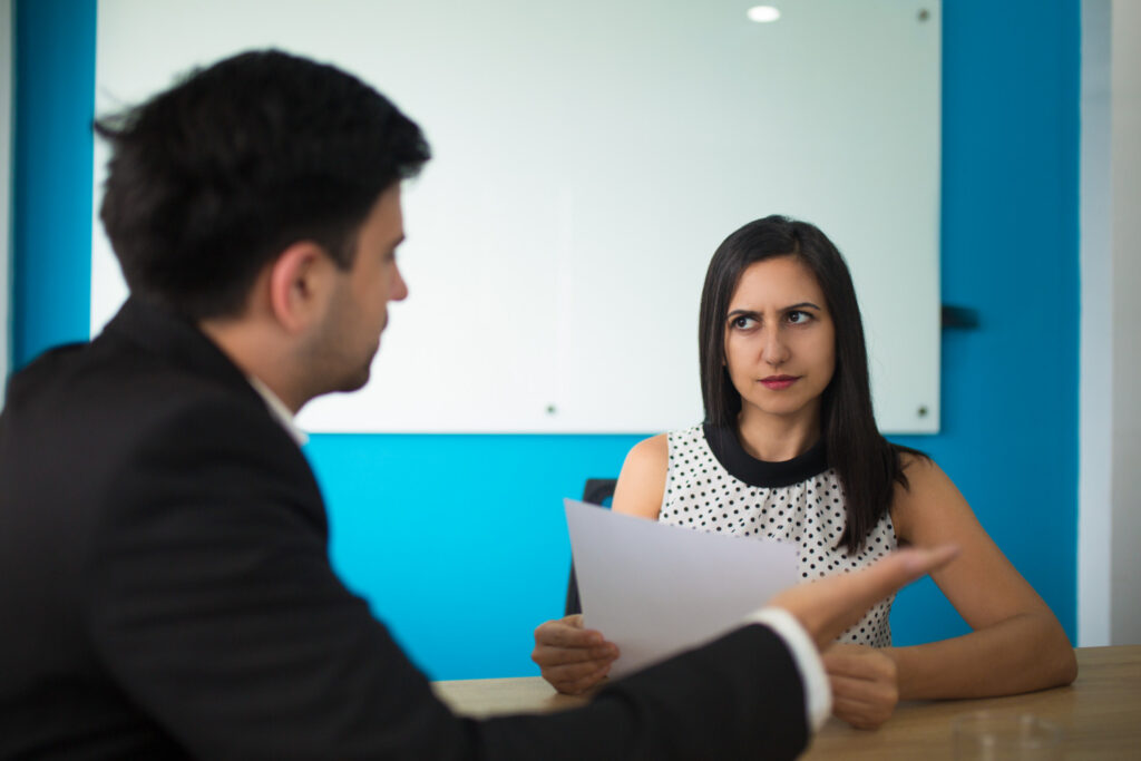 Errores de Comunicación No Verbal que Sabotean Tus Entrevistas Laborales