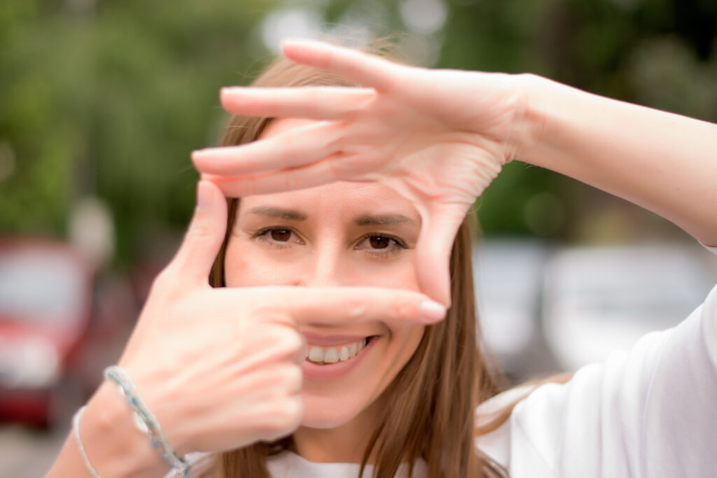 Alegría en la Comunicación No Verbal: reconociendo la autenticidad de la sonrisa en la mirada